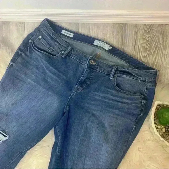 Torrid BOYFRIEND JEAN - VINTAGE STRETCH MEDIUM WASH lace distressing 22 - Picture 13 of 13